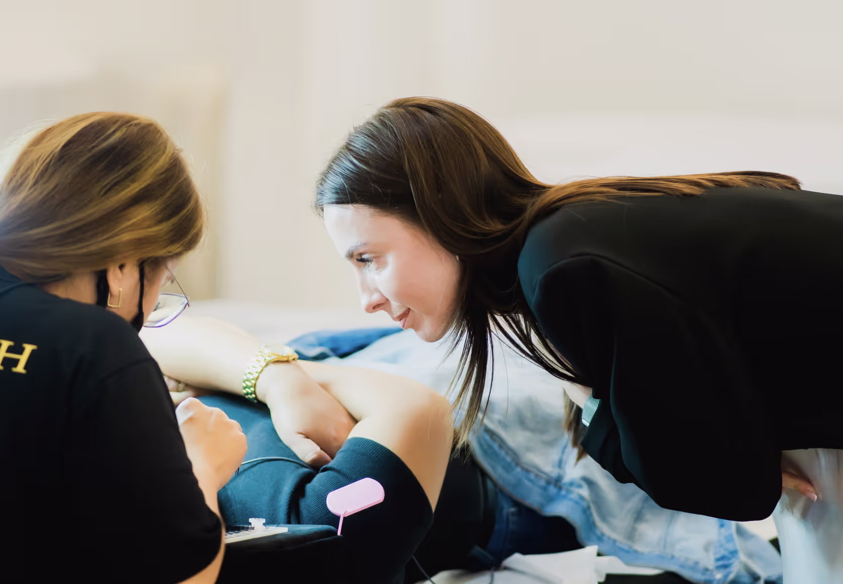 Lash educator observing student’s technique during hands-on training.