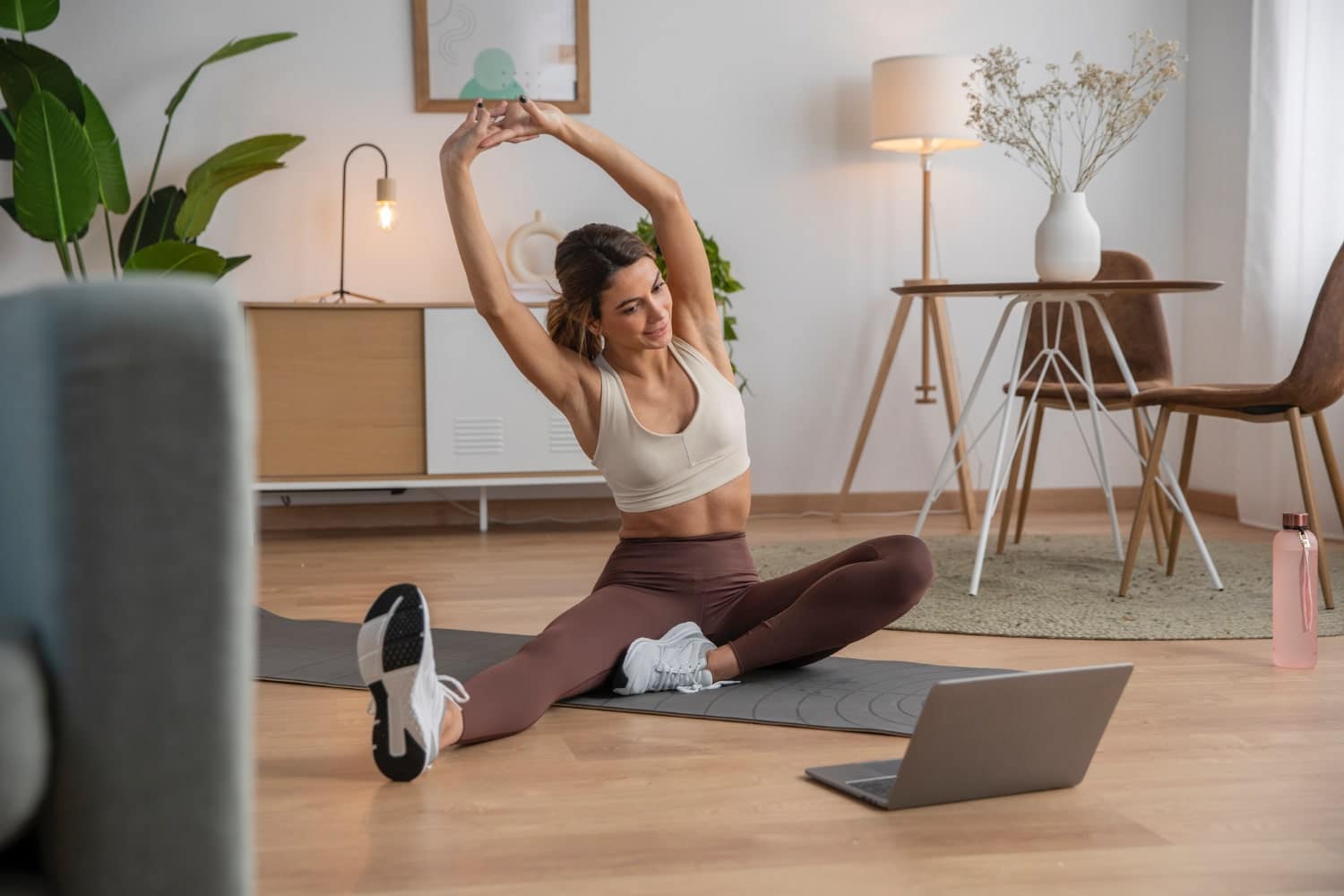 Lash Technician’s Guide to Spine Health & Studio Ergonomics