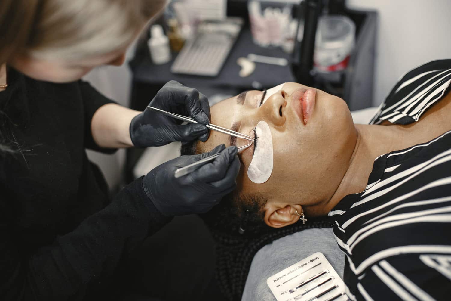 How to Apply Eyelash Extensions Like a Pro
